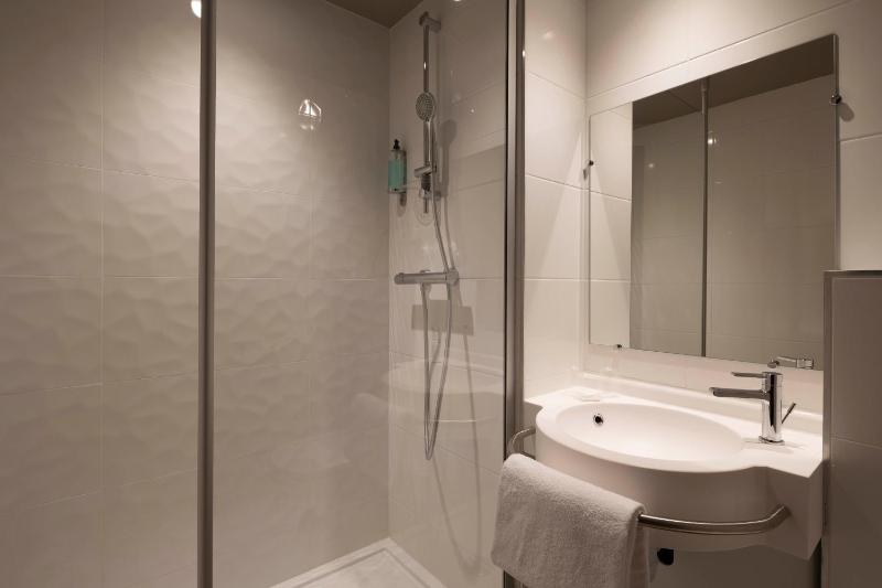 Twin Room image 3