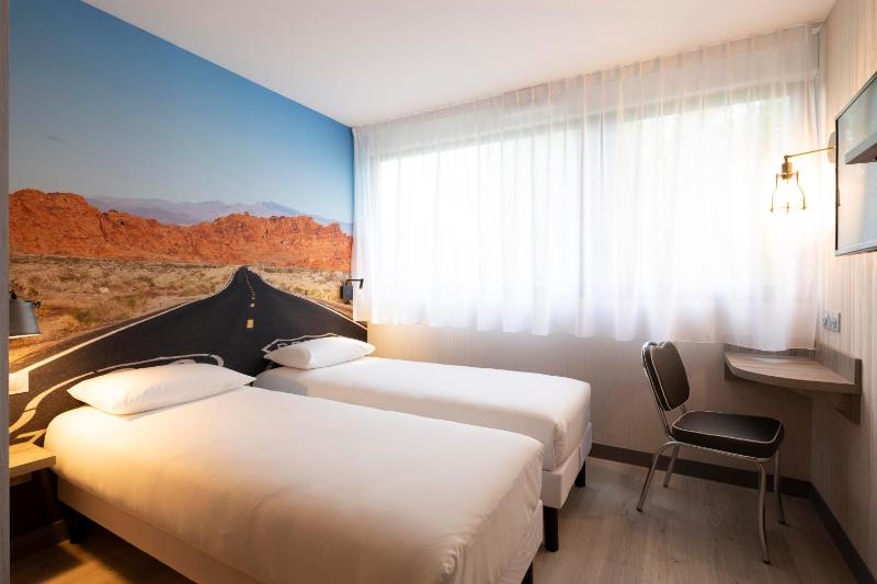 Twin Room image 4