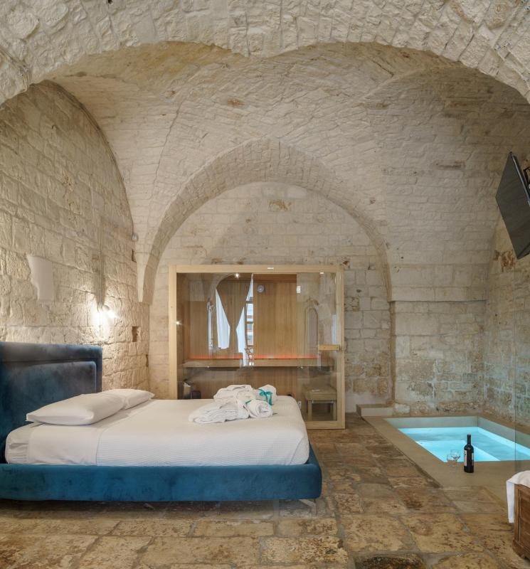 Deluxe Suite with Spa Bath image 4