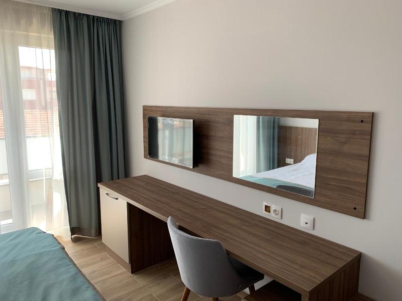 Double Room with Balcony image 3