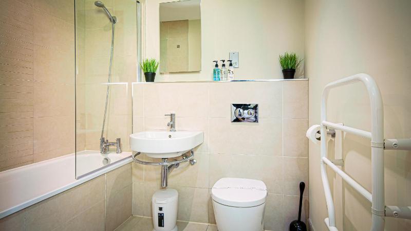 Superb City Center 1 or 2 BR Apts King Bed - image 5