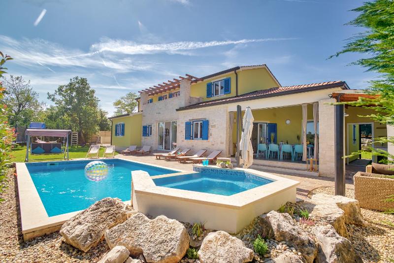 Deluxe Villa image 3