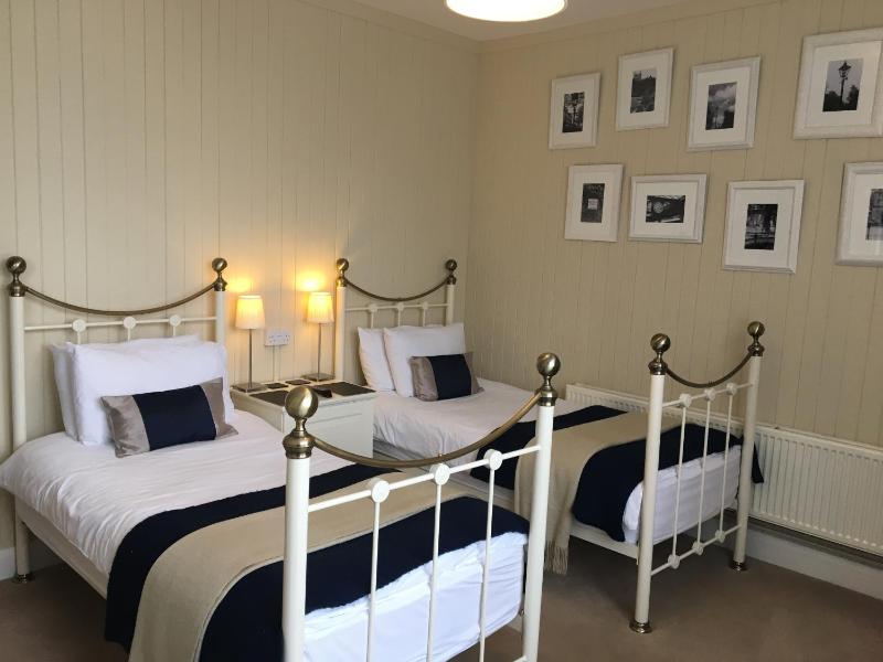 Twin Room image 3