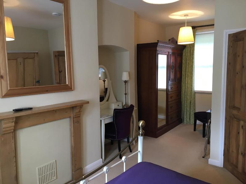 Standard King Room image 2