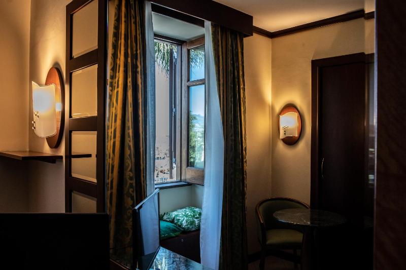 Single Room with Sea View image 4