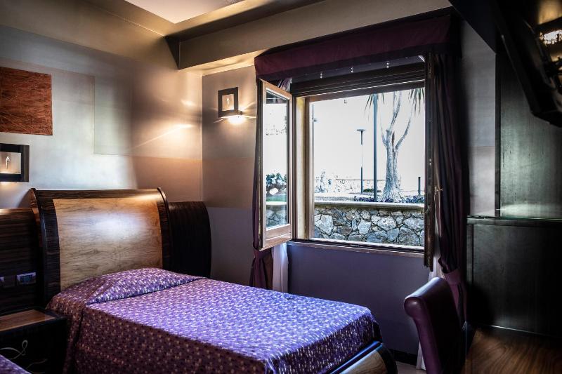 Standard Twin Room with Garden View image 1