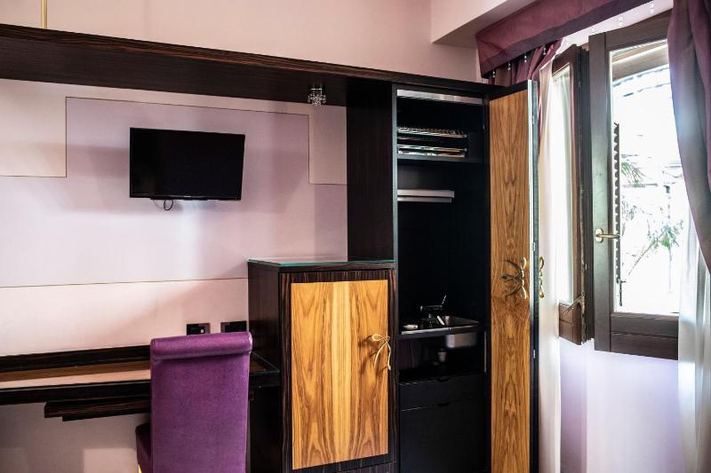 Standard Twin Room with Garden View image 4