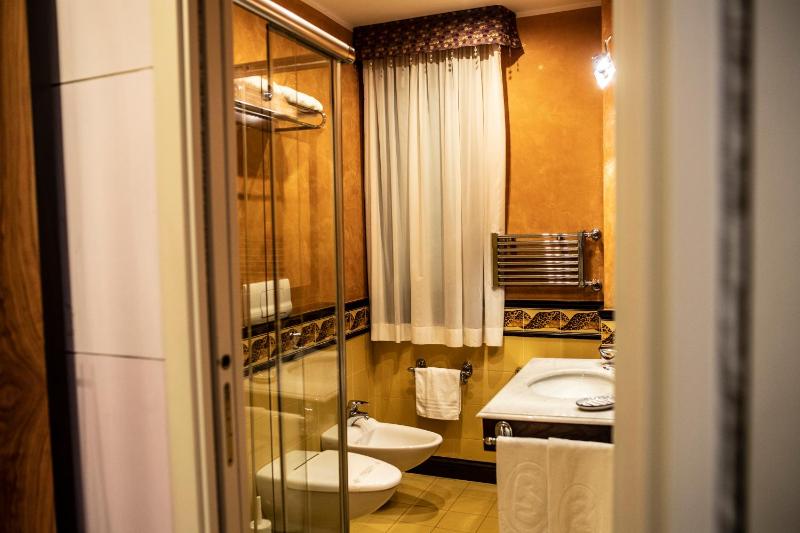 Standard Twin Room with Garden View image 2