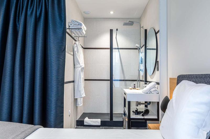 Standard Double Room image 3