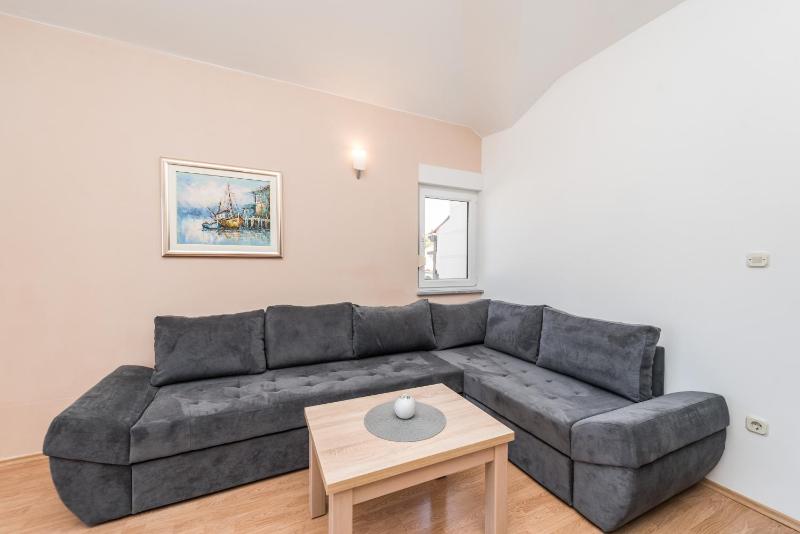 One-Bedroom Apartment image 4