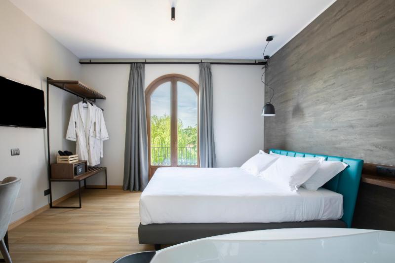 Deluxe Room image 2