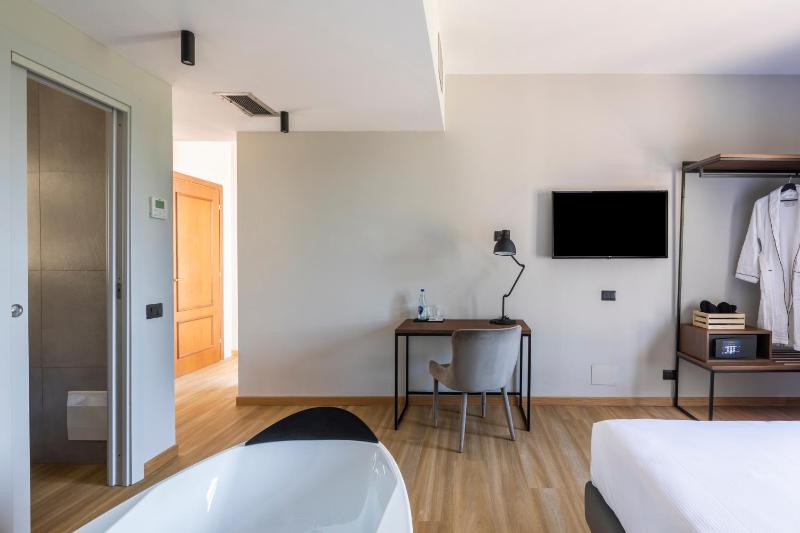 Deluxe Room image 3