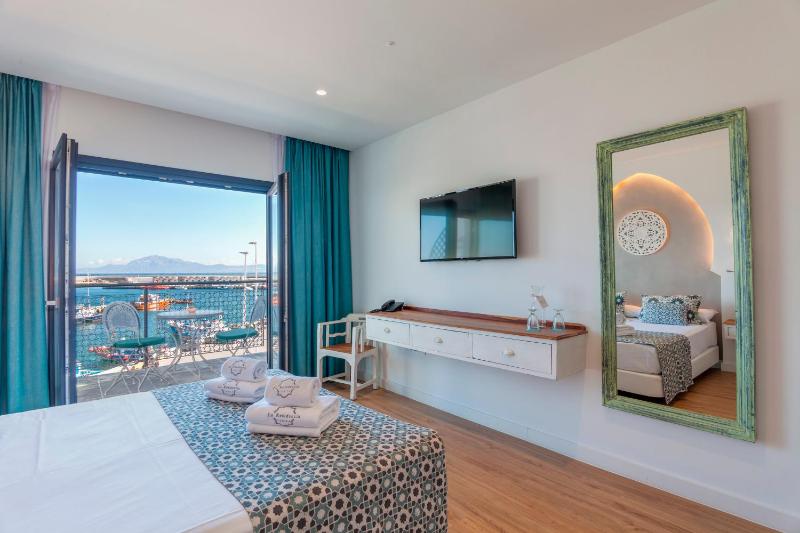 Double Room with Sea View image 2