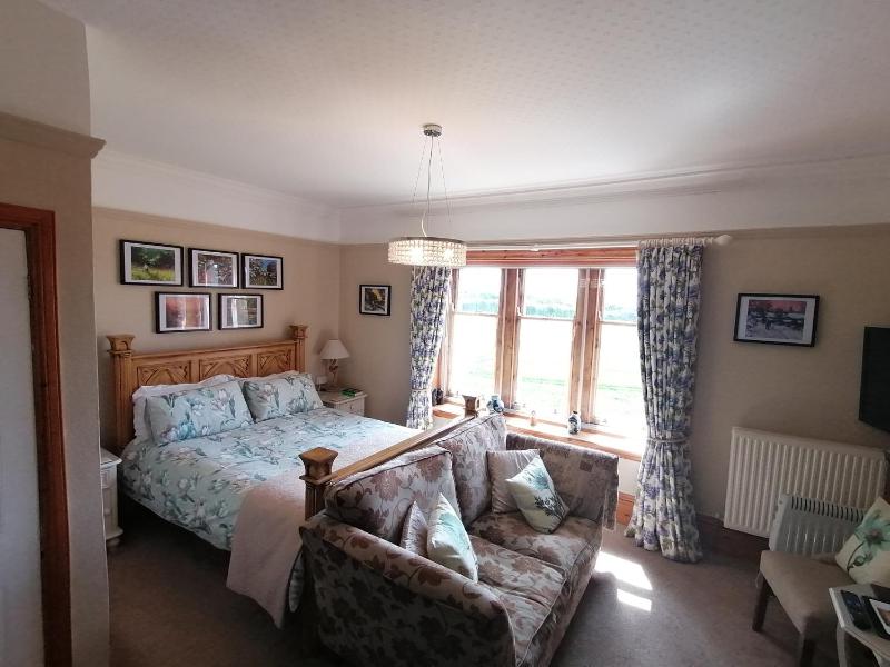 King Room with Garden View image 3