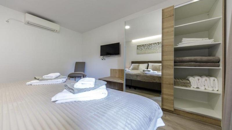 Two-Bedroom Apartment with Jacuzzi and Sea View image 4