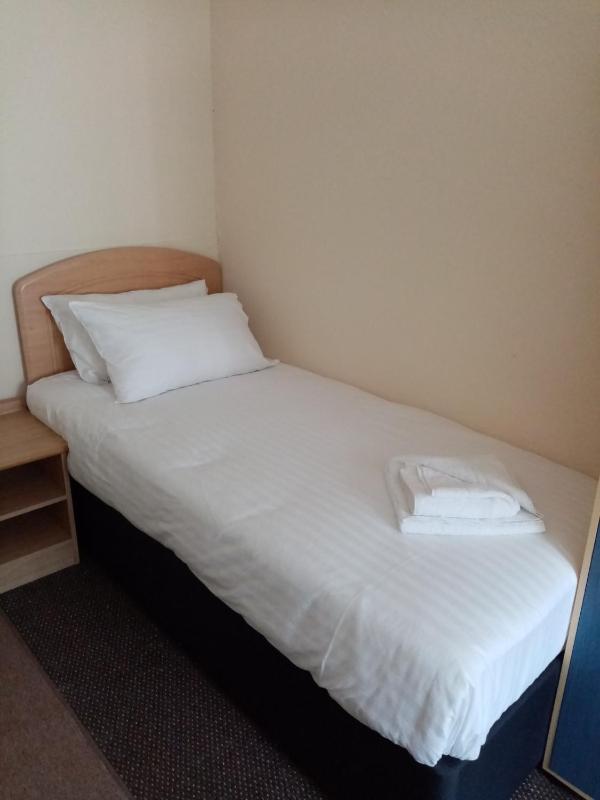 Twin Room image 2