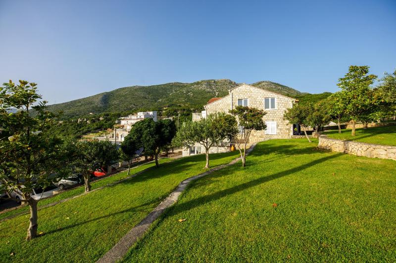 One Bedroom Apartment with Jacuzzi and Sea View image 2