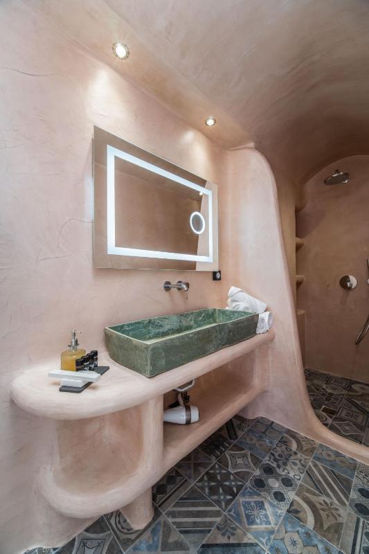 Honeymoon Suite with Hot Tub & Sea View image 4