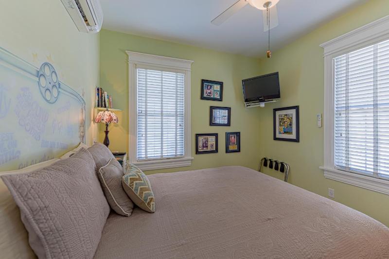 Deluxe Queen Room image 2