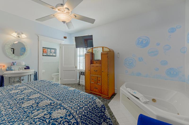 Deluxe King Room image 2