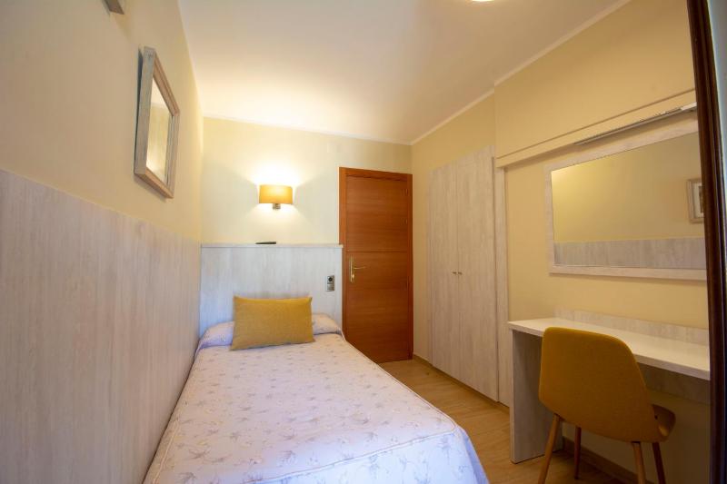 Single Room with River View image 1