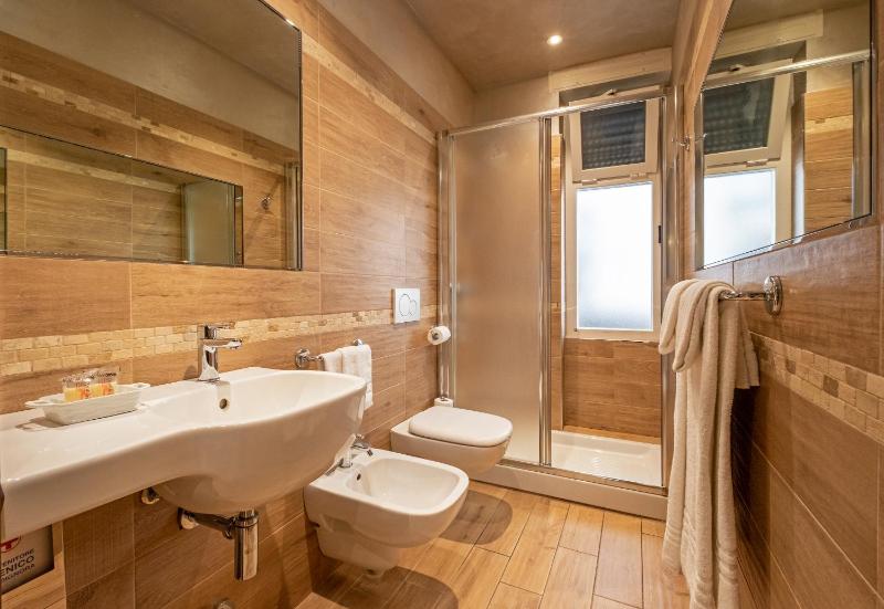 Double or Twin Room image 3