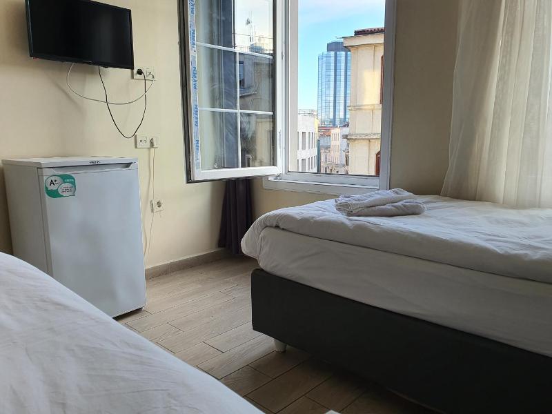 Standard Twin Room image 3