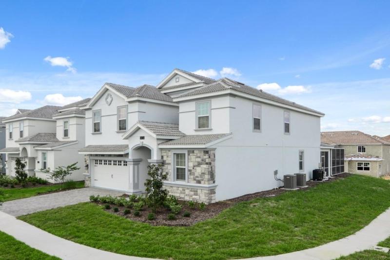Eight-Bedroom Villa image 3