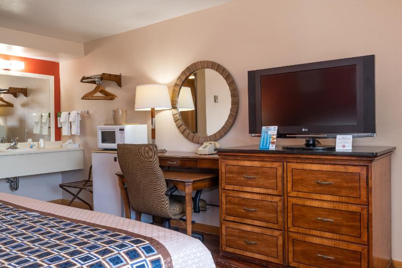 Standard King Room image 4