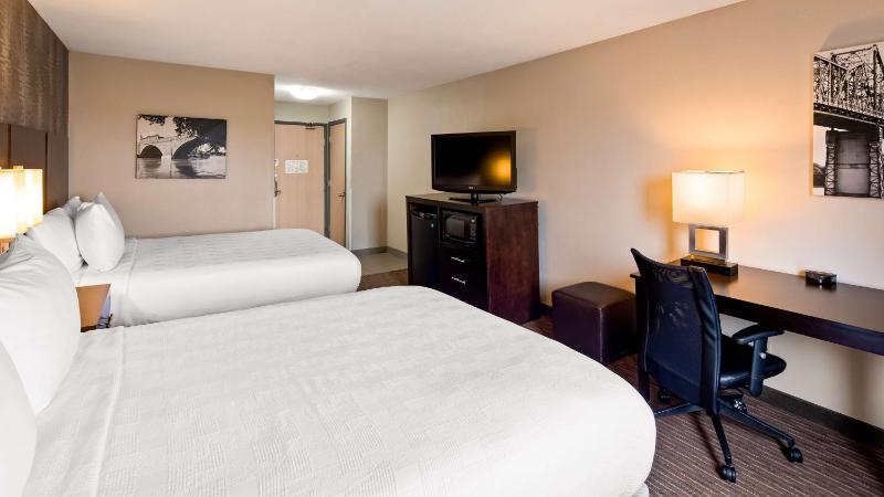 Queen Room with Two Queen Beds image 3