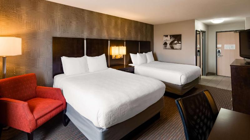 Queen Room with Two Queen Beds image 2