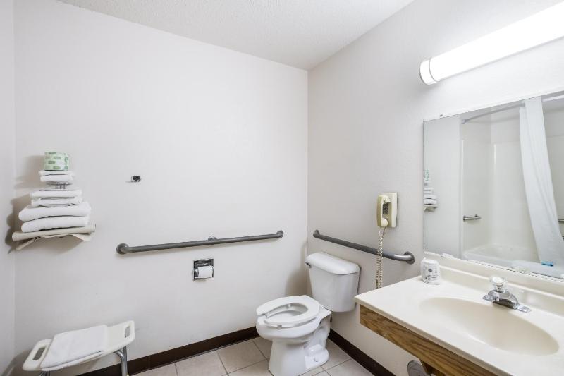 Queen Room - Disability Access image 2
