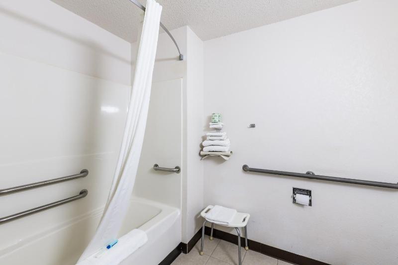 Queen Room - Disability Access image 2