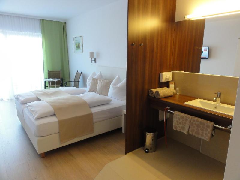 Double Room with Balcony image 3