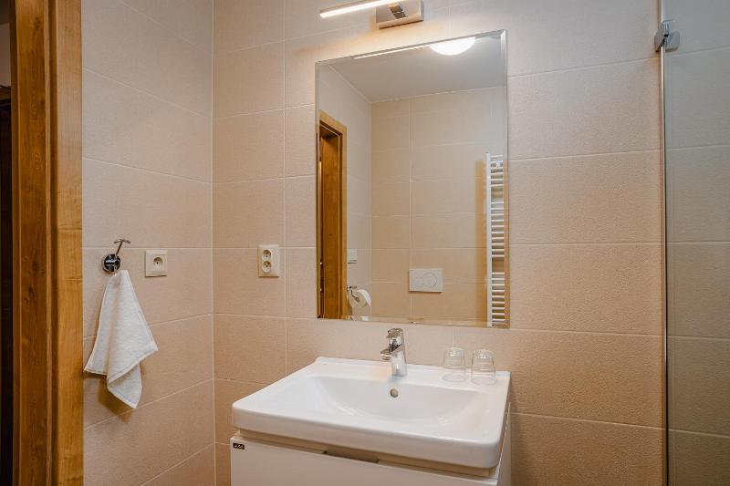 Standard King Room image 2