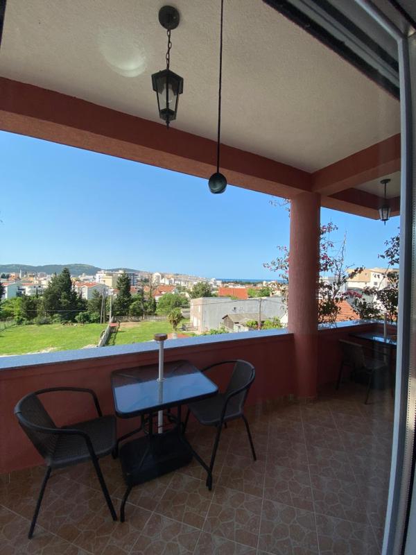 Studio with Balcony image 2