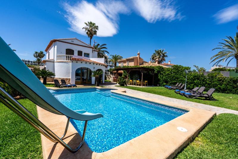 Six-Bedroom Villa  image 2