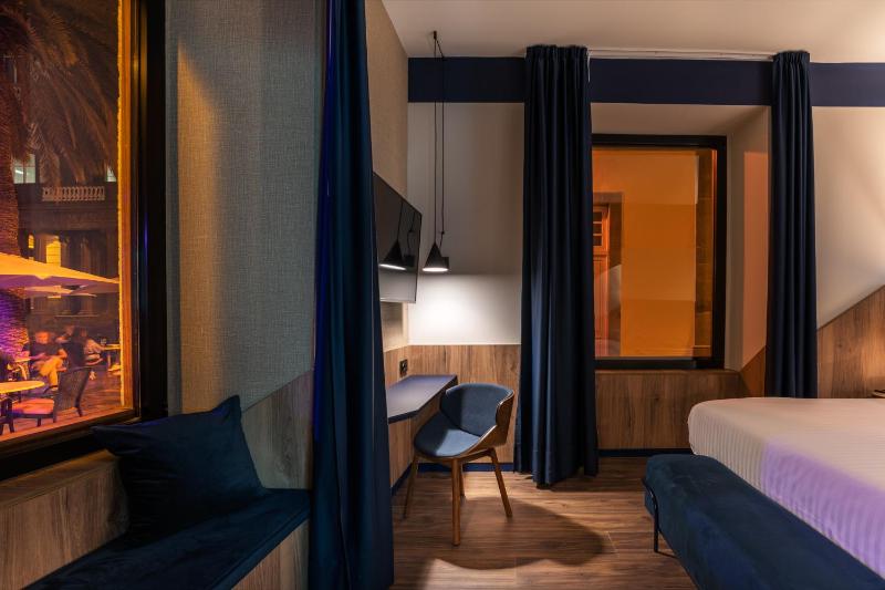 Deluxe Double Room (1 adult + 1 child) image 2
