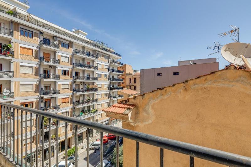 GuestHost - Residenza dei Poeti - Roomy and Modern Flat - image 14