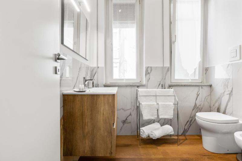 GuestHost - Residenza dei Poeti - Roomy and Modern Flat - image 12