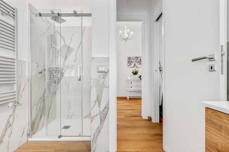 GuestHost - Residenza dei Poeti - Roomy and Modern Flat - image 2
