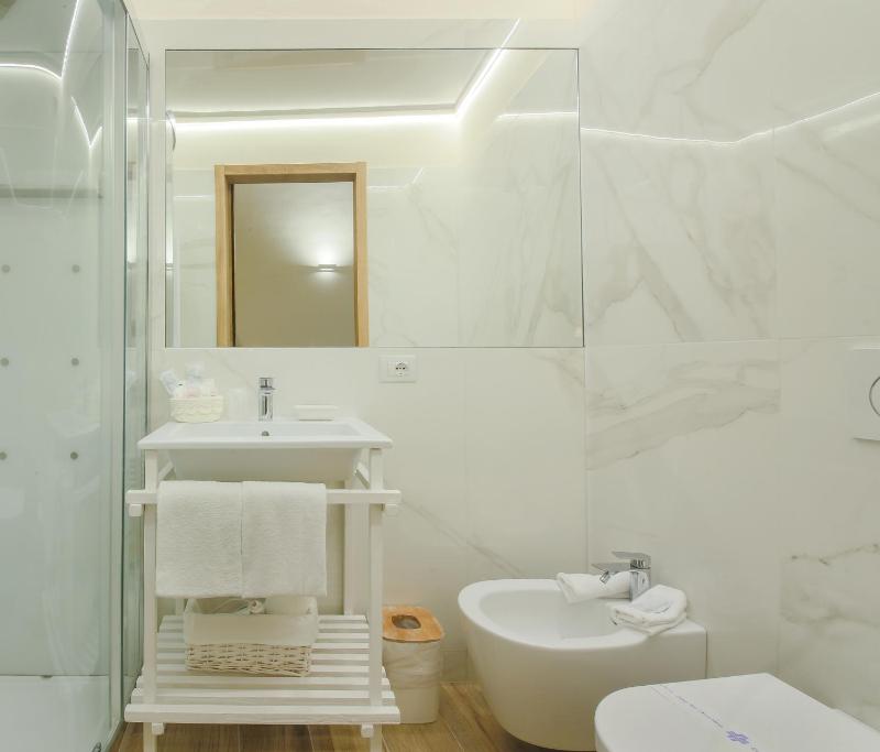 Apartments Florence - Dragomanni Apartment with Garden - image 3