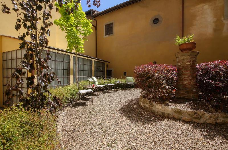 Apartments Florence - Dragomanni Apartment with Garden - image 8