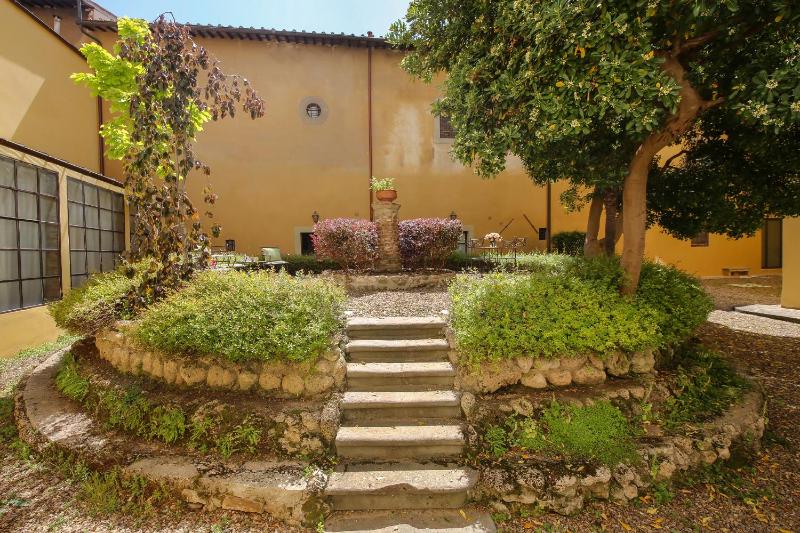 Apartments Florence - Dragomanni Apartment with Garden - image 16