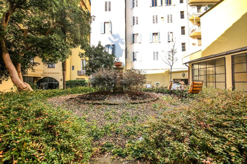 Apartments Florence - Dragomanni Apartment with Garden - image 4