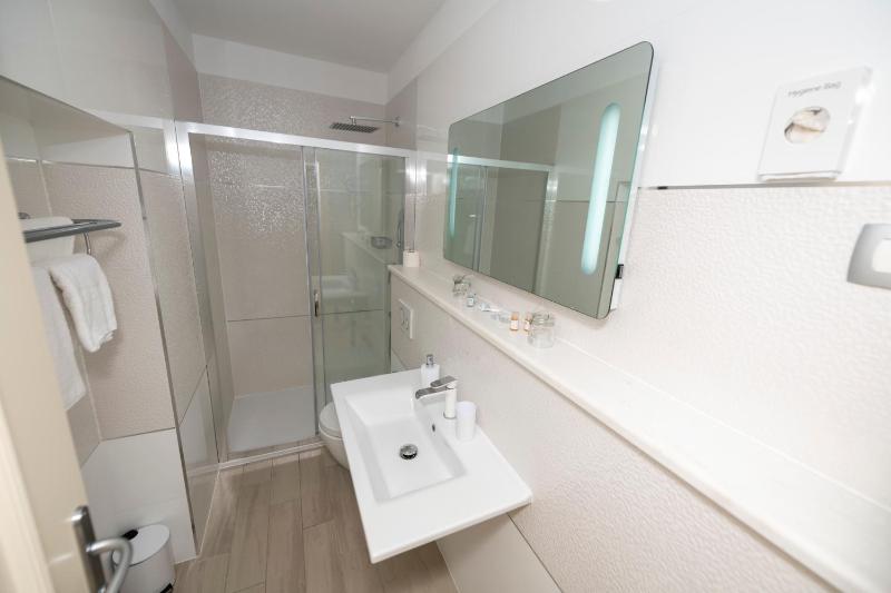 Superior King Room image 4