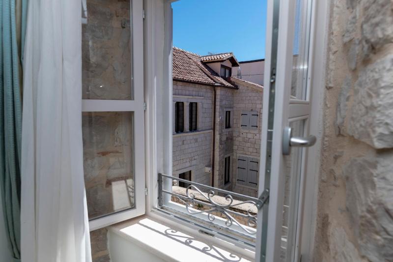 Superior King Room image 3