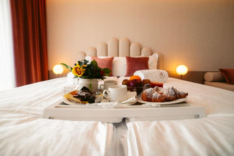 Deluxe Room image 3