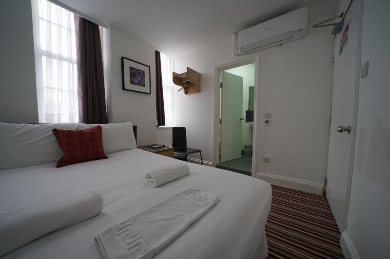 Standard Double Room image 3