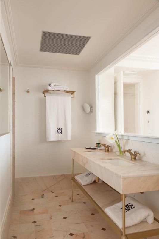 Suite with River View image 4